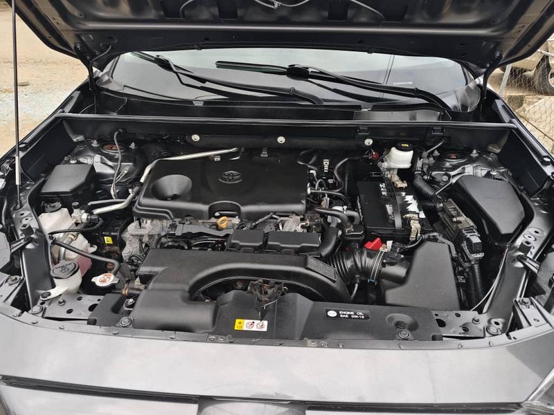 Thumbnail 2 of 2019 TOYOTA RAV4 XLE